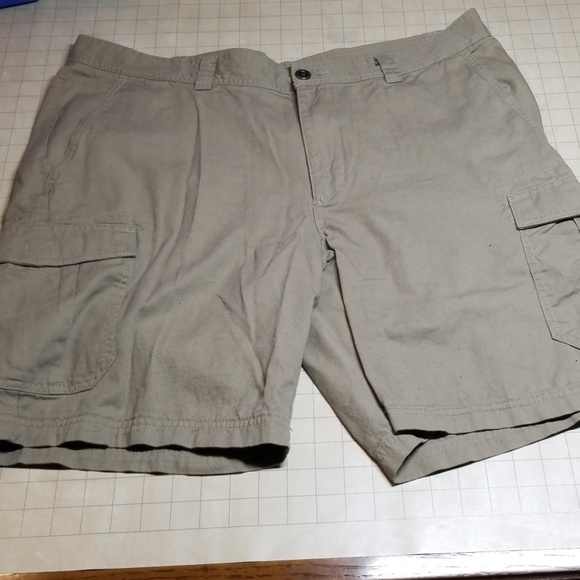 Columbia Other - Columbia Cargo khaki shorts size 40